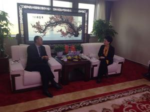 鄺遠(yuǎn)平與河南省工商聯(lián)副主席、鄭州市工商聯(lián)主席薛景霞